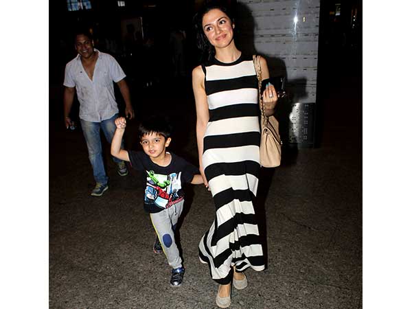 divya khosla airport fashion