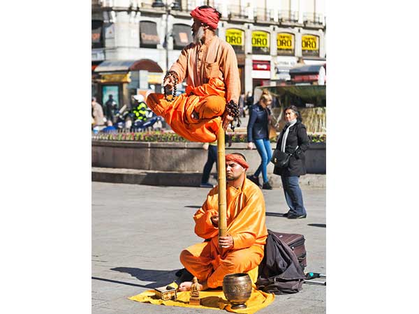 Secret Behind Levitating Street Performers, Revealed!! Secret Behind Levitating Street Performers, Revealed!!