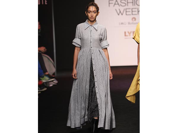 Manisha Koirala turns showstopper for Chola at the ongoing Lakme Fashion Week Winter/Festive 2016. Take a look. Manisha Koirala turns showstopper for Chola at the ongoing Lakme Fashion Week Winter/Festive 2016. Take a look.
