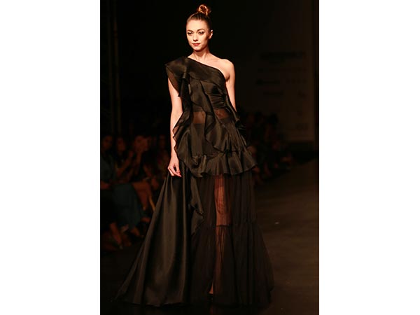 Gauri & Nainika, AIFWSS17 Gauri & Nainika, AIFWSS17