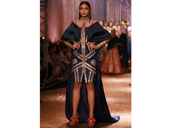 Grand Finale: JJ Valaya Ends AIFWSS '17 