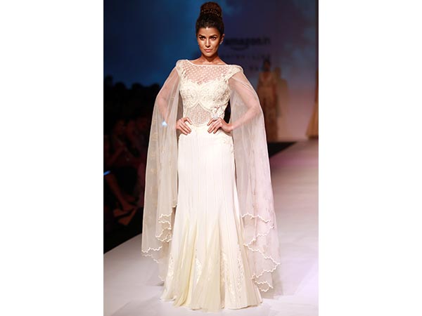 Nimrat Walks For Mandira Wirk #AIFWSS17