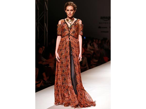 Pallavi Jaipur's Retro Touch #AIFWSS17