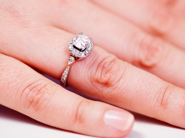 why wedding ring is worn on fourth finger