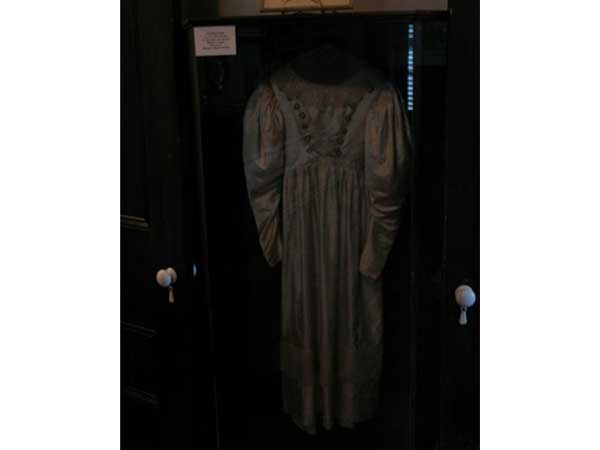 Haunted Wedding Dress That Dances On Its Own!