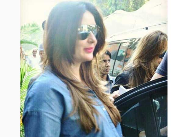 Hot News: Pregnant Bebo Flaunts Denim Hot News: Pregnant Bebo Flaunts Denim