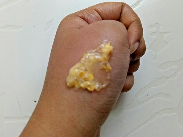 DIY: Mayonnaise And Oatmeal Foot Scrub 