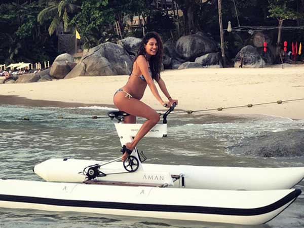 Mommy-to-be Lisa Flaunts A Bikini!