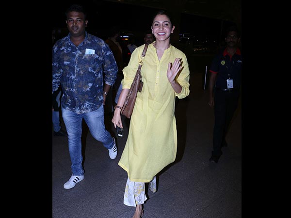 anushka sharma at mumbai airport