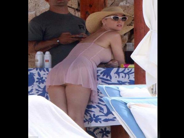 katy perry beach visit