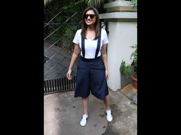 parineeti chopra in dungarees parineeti chopra in dungarees