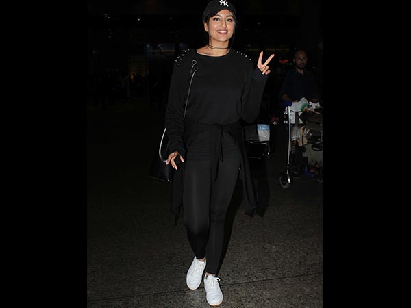 sonakshi sinha at airport sonakshi sinha at airport