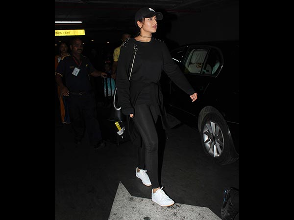 sonakshi sinha at airport sonakshi sinha at airport
