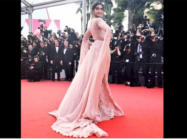 sonam kapoor’s first red carpet look at cannes