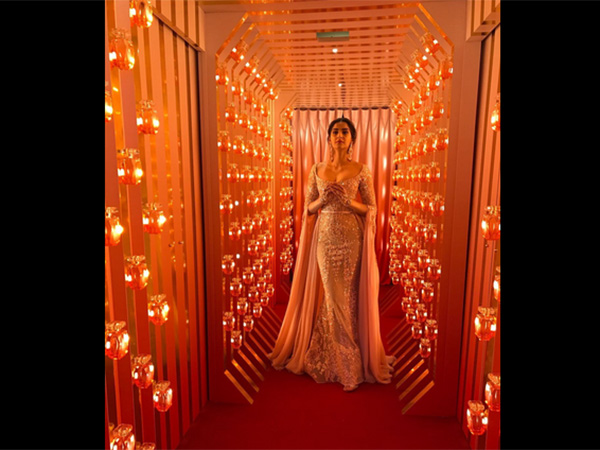 sonam kapoor’s first red carpet look at cannes