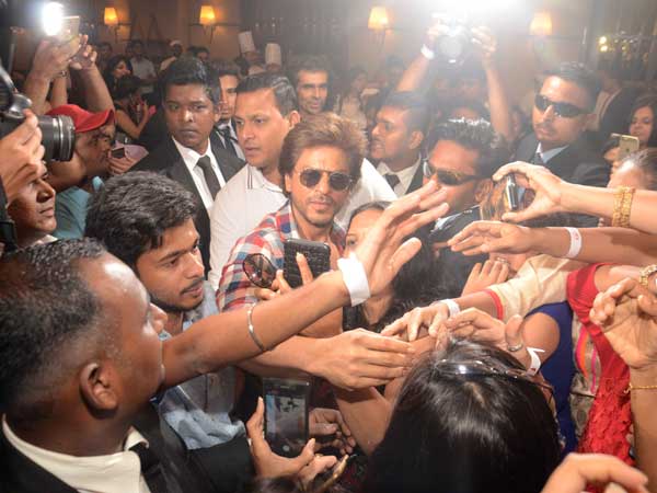 shahrukh khan during jab harry met sejal promotions