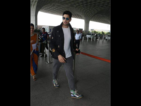 siddharth malhotra spotted at the airport