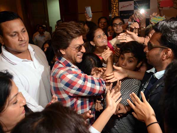 shahrukh khan during jab harry met sejal promotions