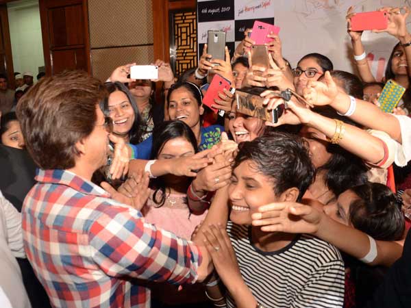 shahrukh khan during jab harry met sejal promotions