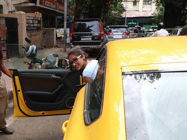 ileana d'cruz spotted in bandra