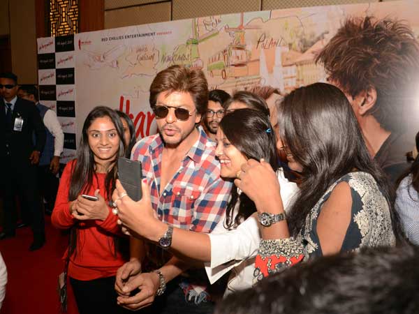 shahrukh khan during jab harry met sejal promotions