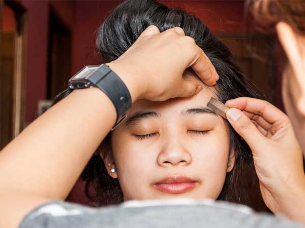 how to use an eyebrow razor