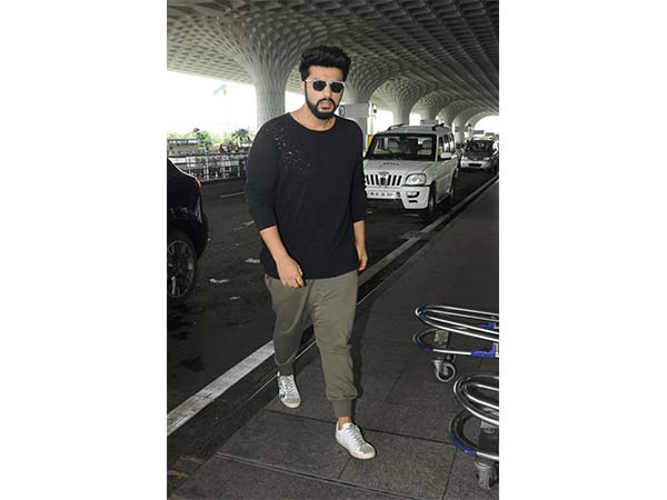 Mubarakan Star Cast At Airport Mubarakan Star Cast At Airport