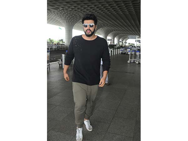 Mubarakan Star Cast At Airport Mubarakan Star Cast At Airport