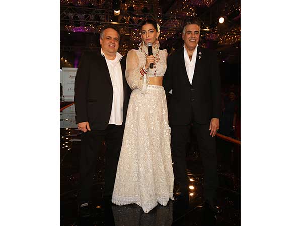 abu jani sandeep khosla fashion show