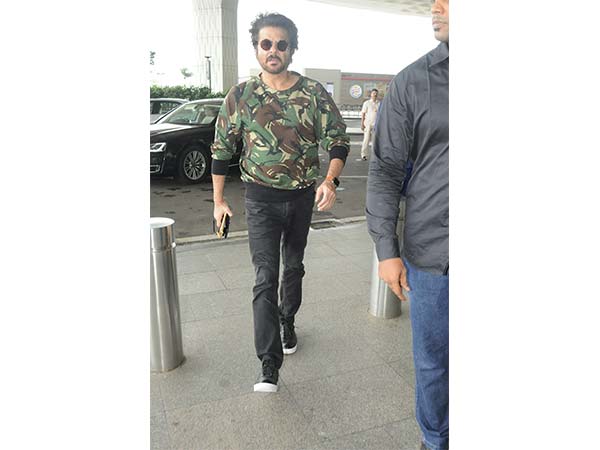Mubarakan Star Cast At Airport Mubarakan Star Cast At Airport