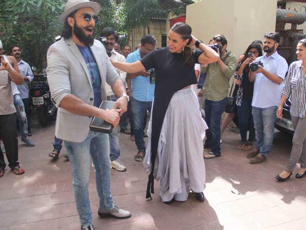 neha dhupia chat show