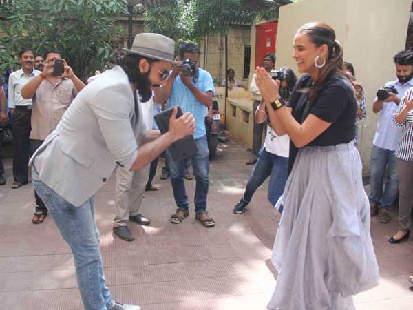 neha dhupia chat show