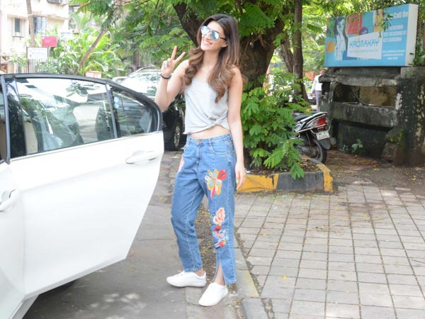 kriti sanon spotted in juhu