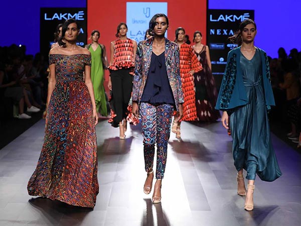 urvashi joneja collection at lakme fashion week 2017