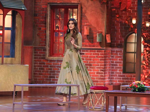 kriti sanon at the drama company sets