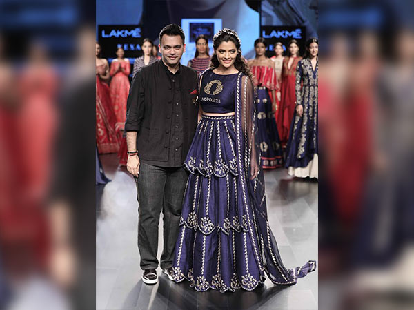 saiyami kher as a showstopper for nachiket barve at lakme fashion week