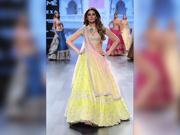 nargis fakhri walking ramp at Lakme Fashion Winter/Festive Week 2017