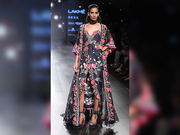 kriti sanon at lakme fashion week for arpita Mehta