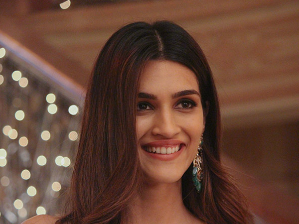 kriti sanon at ishqbaaz set