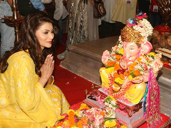 bollywood actresses visited andheri's ganpati mandal