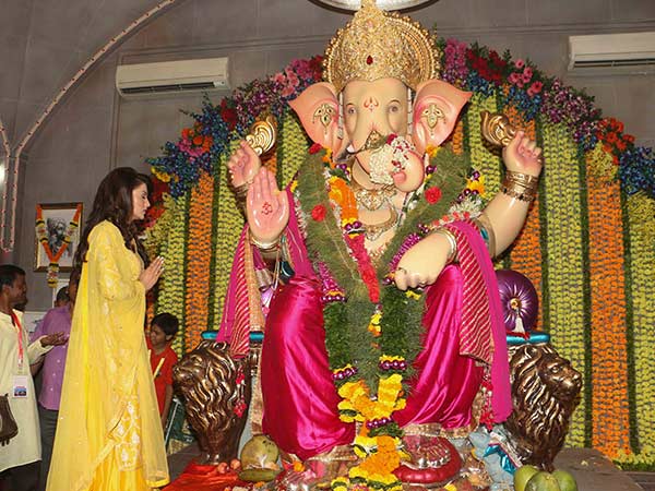 bollywood actresses visited andheri's ganpati mandal