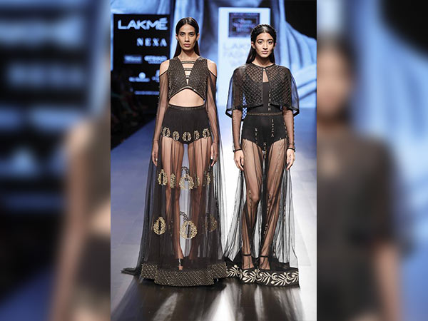 saiyami kher as a showstopper for nachiket barve at lakme fashion week