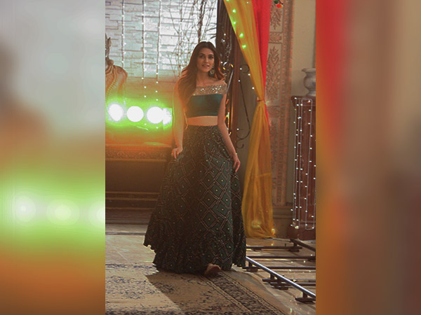 kriti sanon at ishqbaaz set