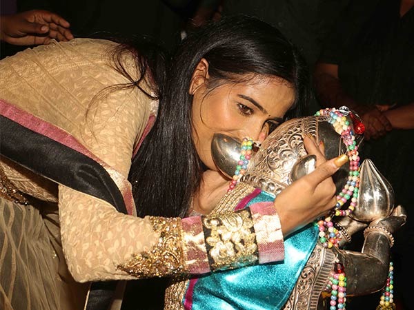 bollywood actresses visited andheri's ganpati mandal