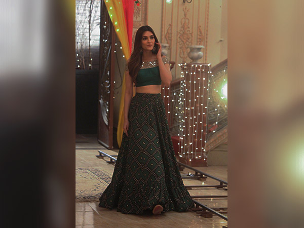 kriti sanon at ishqbaaz set