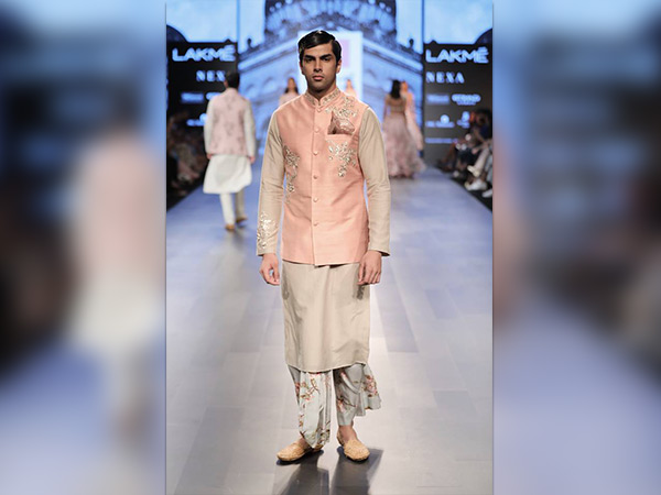 nargis fakhri walking ramp at Lakme Fashion Winter/Festive Week 2017