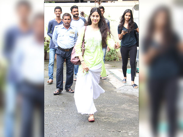 jhanvi kapoor spotted outside her dance class