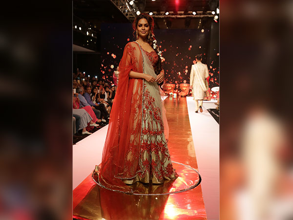  esha gupta at vlcc event