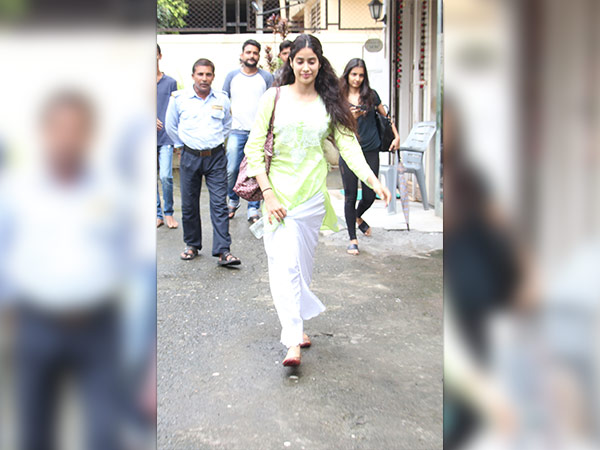 jhanvi kapoor spotted outside her dance class