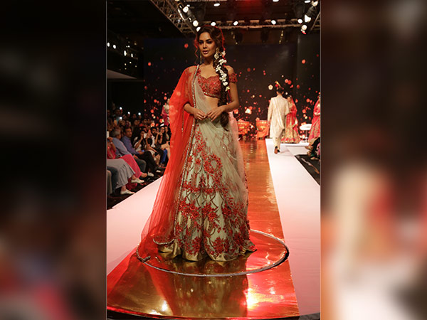  esha gupta at vlcc event